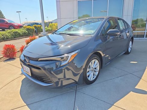 Used 2025 Toyota Corolla XLE image 2