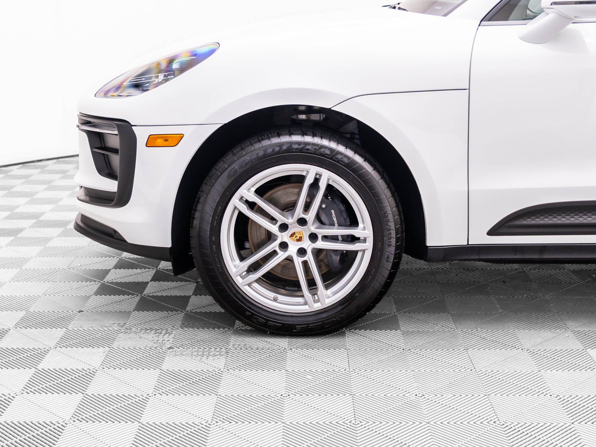 Certified 2023 Porsche Macan AWD/4WD image 32