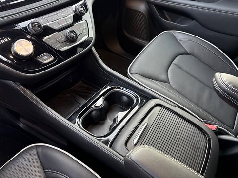 New 2026 Chrysler Pacifica Limited image 17