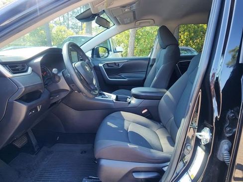 Used 2021 Toyota RAV4 LE AWD/4WD image 11