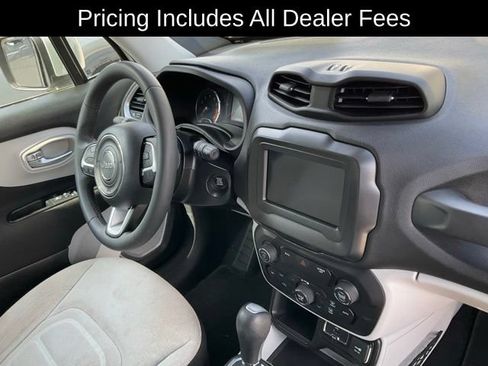 Used 2018 Jeep Renegade Latitude FWD image 10