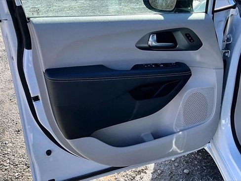 Used 2024 Chrysler Pacifica Touring-L image 23