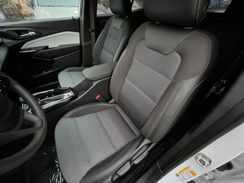 Used 2025 Chevrolet Trax LT image 36