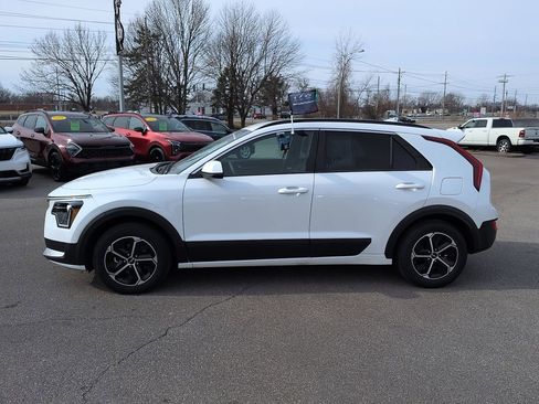 Used 2025 Kia Niro LX image 4