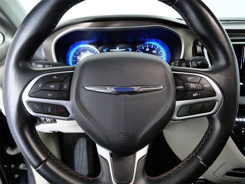 Used 2017 Chrysler Pacifica Touring-L w/ Tire & Wheel Group image 24