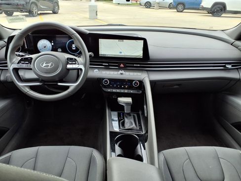 Used 2025 Hyundai Elantra SEL FWD image 10