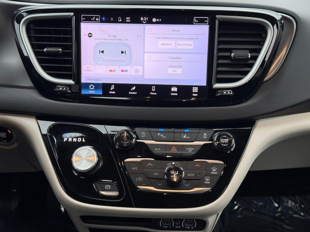 Used 2024 Chrysler Pacifica Touring-L FWD image 14