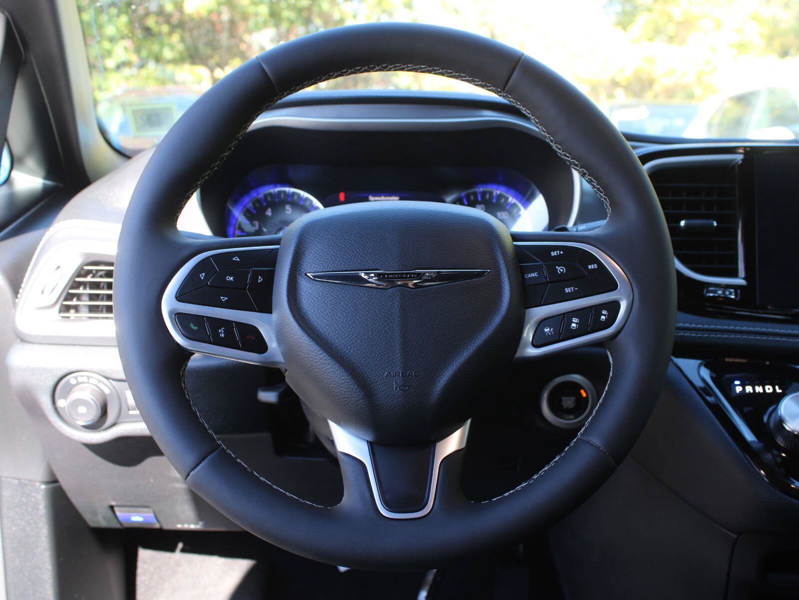 Used 2025 Chrysler Pacifica Select AWD/4WD image 12