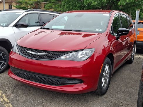 Used 2027 Chrysler Pacifica LX FWD image 3