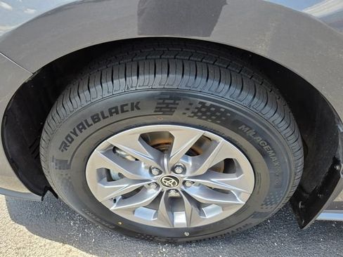 Used 2025 Toyota Sienna XLE FWD image 26