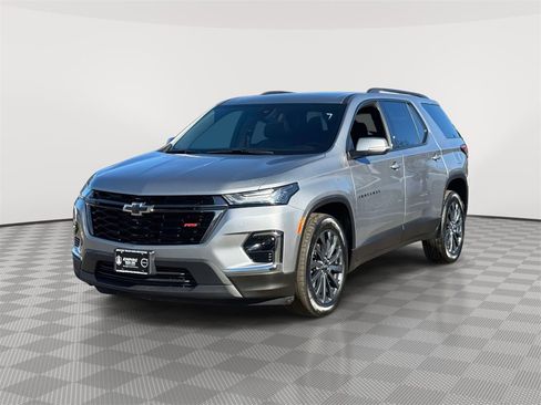Used 2023 Chevrolet Traverse RS image 2