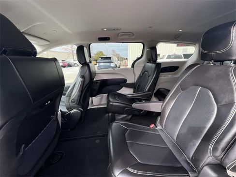 Used 2024 Chrysler Pacifica Touring-L image 11