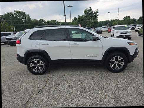 Used 2016 Jeep Cherokee Trailhawk w/ Leather Interior Group AWD/4WD image 5