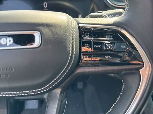 Used 2022 Jeep Grand Cherokee Overland w/ Luxury Tech Group IV AWD/4WD image 40