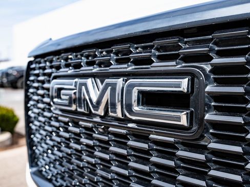 Used 2023 GMC Yukon Denali Ultimate image 3