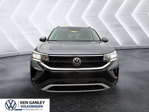 Used 2023 Volkswagen Taos SE w/ Panoramic Sunroof Package AWD/4WD image 2