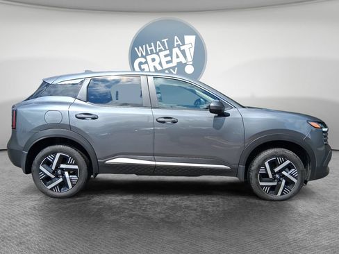 Used 2025 Nissan Kicks SV w/ Charging Package FWD image 2