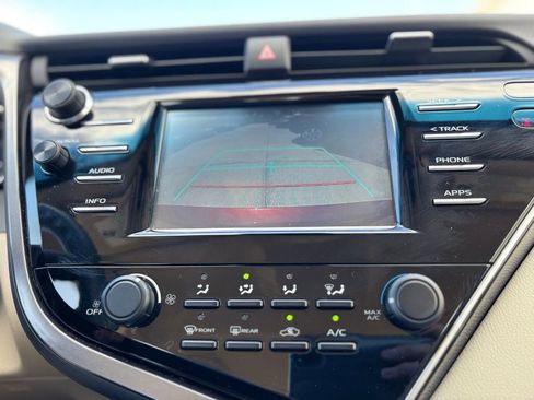 Used 2018 Toyota Camry LE image 21