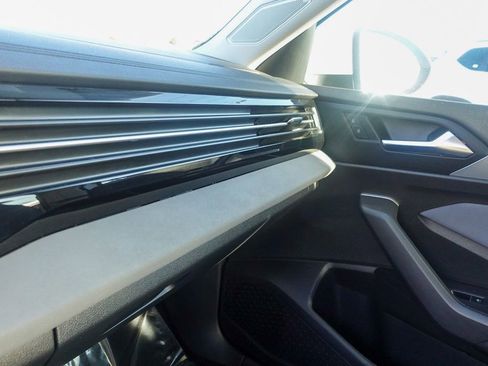 Certified 2025 Volkswagen Jetta SE w/ Sunroof Package image 22