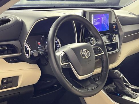Used 2023 Toyota Highlander XLE image 16