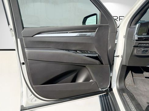 Certified 2025 Cadillac Escalade ESV V AWD/4WD image 19