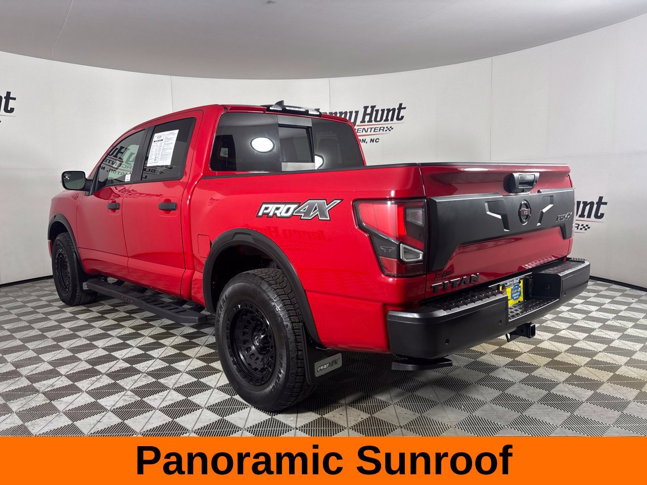 Used 2022 Nissan Titan PRO-4X w/ Pro-4x Convenience Package AWD/4WD image 9