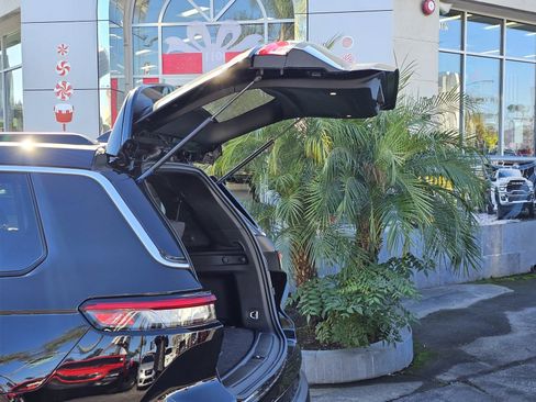 New 2025 Jeep Grand Cherokee L Laredo image 8