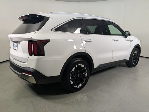 Used 2024 Kia Sorento S FWD image 8