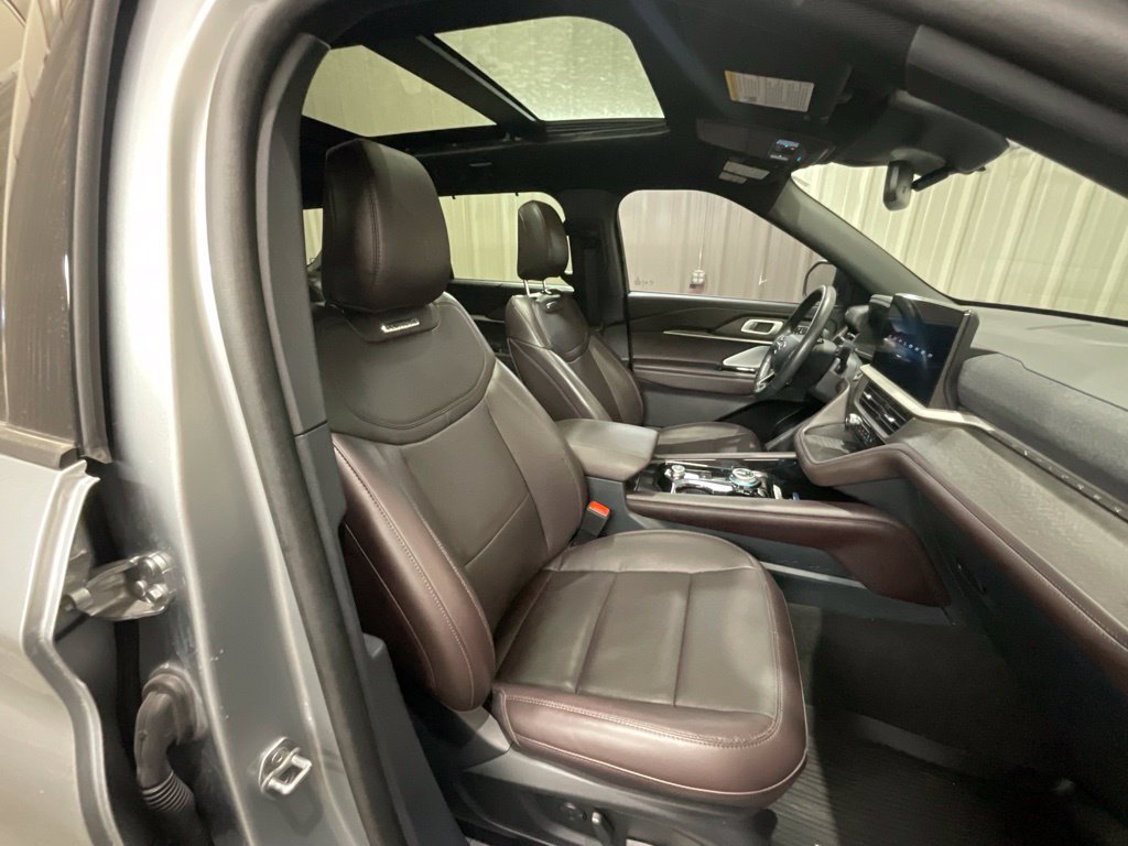 Used 2025 Ford Explorer Platinum AWD/4WD image 14