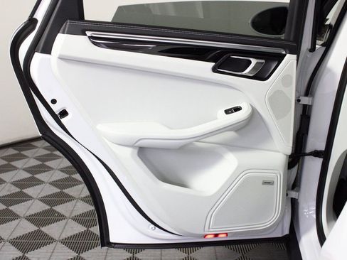 Certified 2025 Porsche Macan image 34