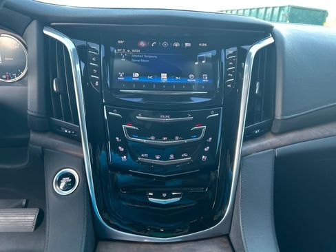 Used 2020 Cadillac Escalade Luxury image 14