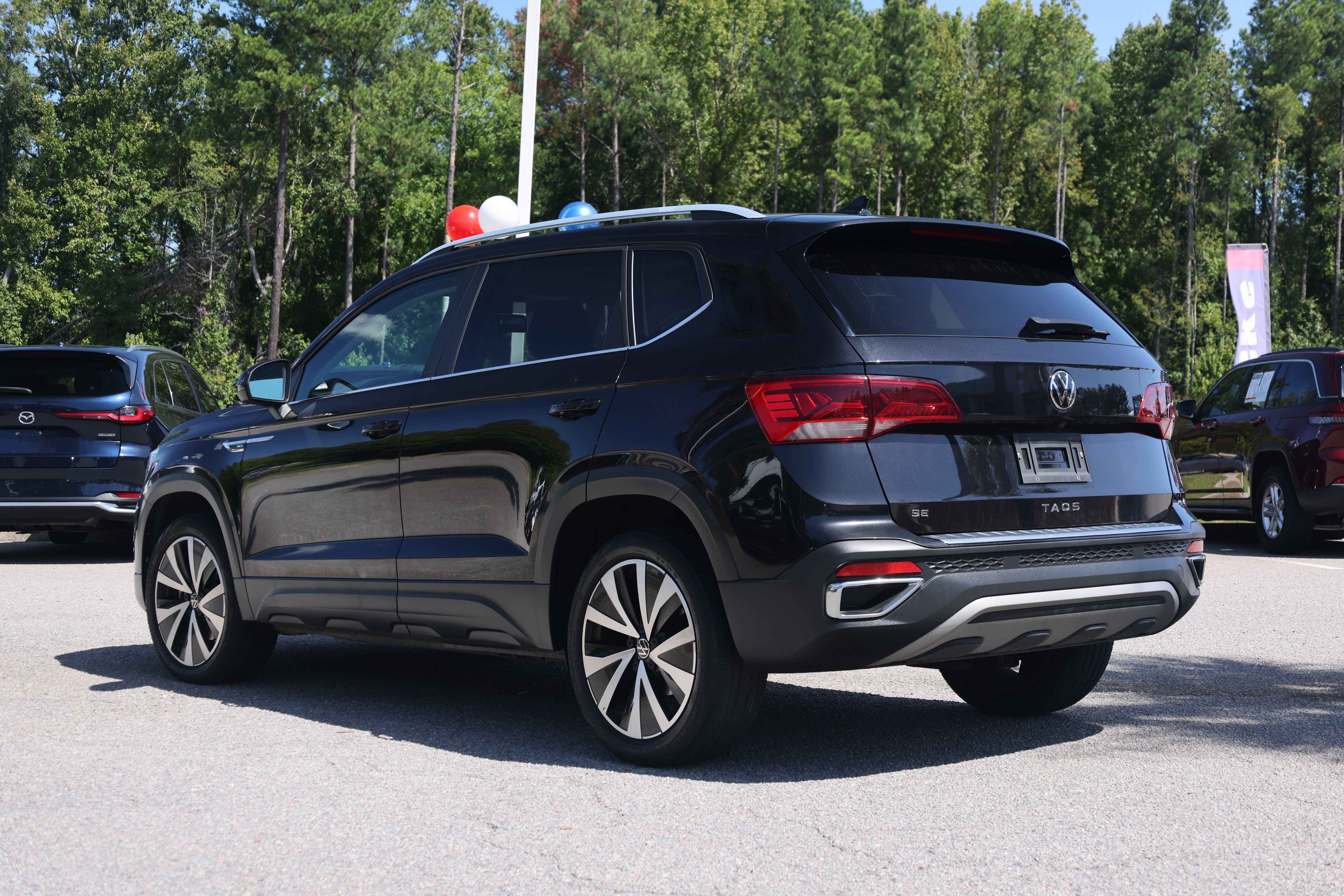 Used 2022 Volkswagen Taos SE w/ Panoramic Sunroof Package FWD image 3