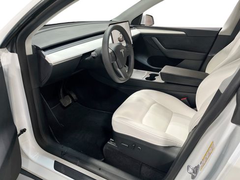 Certified 2023 Tesla Model Y Long Range AWD/4WD image 9