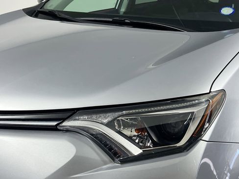 Used 2018 Toyota RAV4 LE image 10