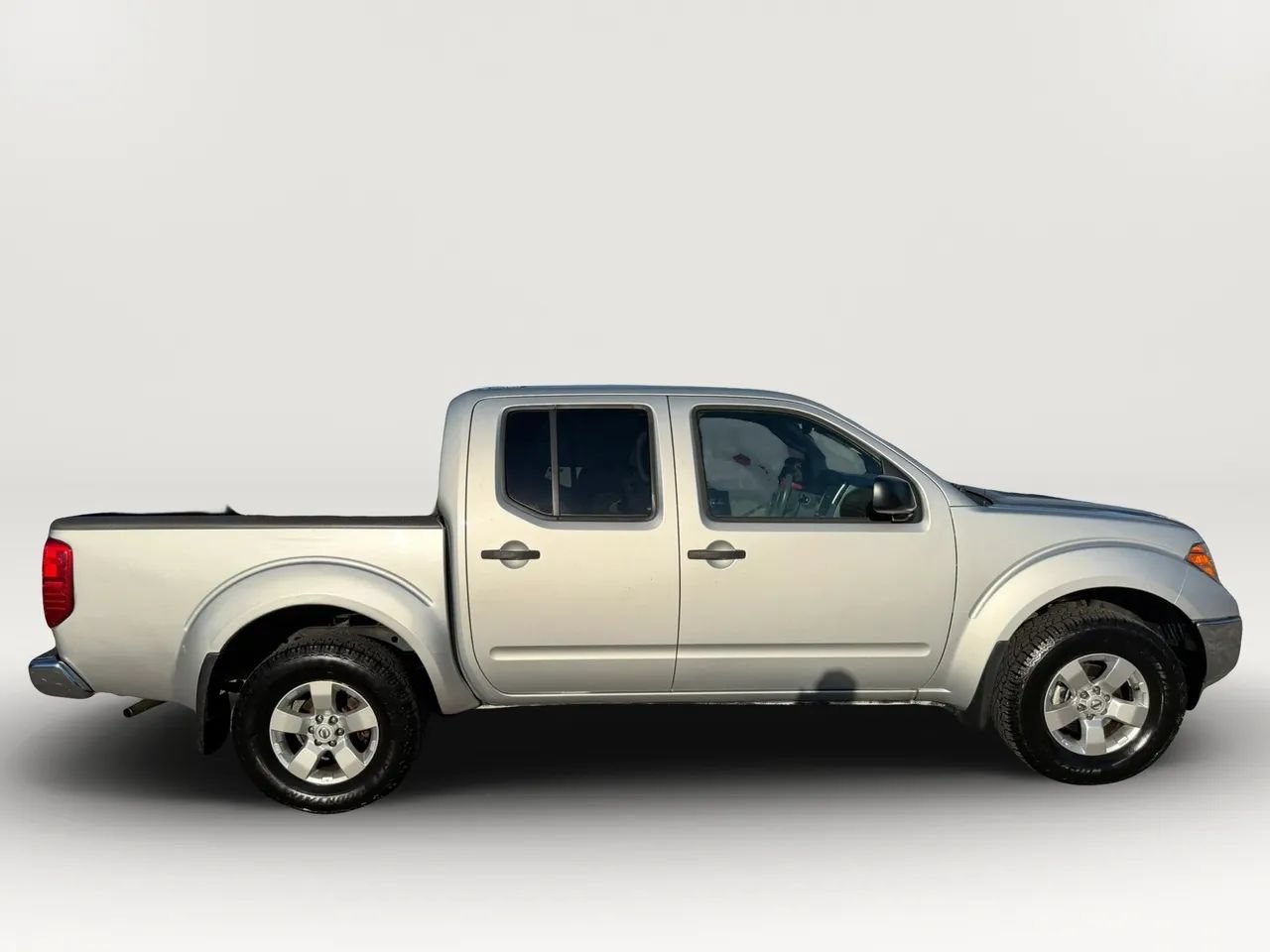 Used 2011 Nissan Frontier SV AWD/4WD image 2