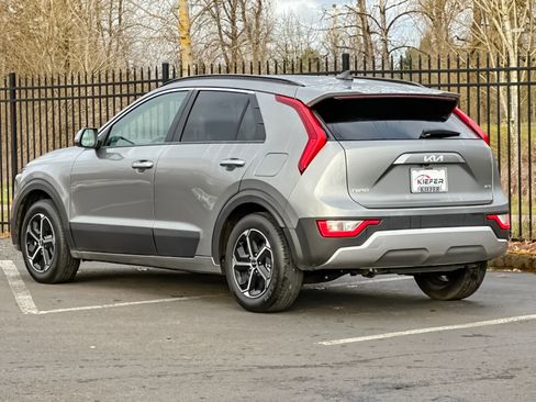 Used 2024 Kia Niro LX image 5