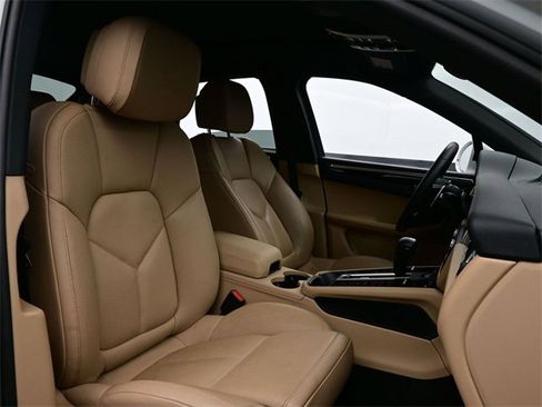 Used 2024 Porsche Macan image 17