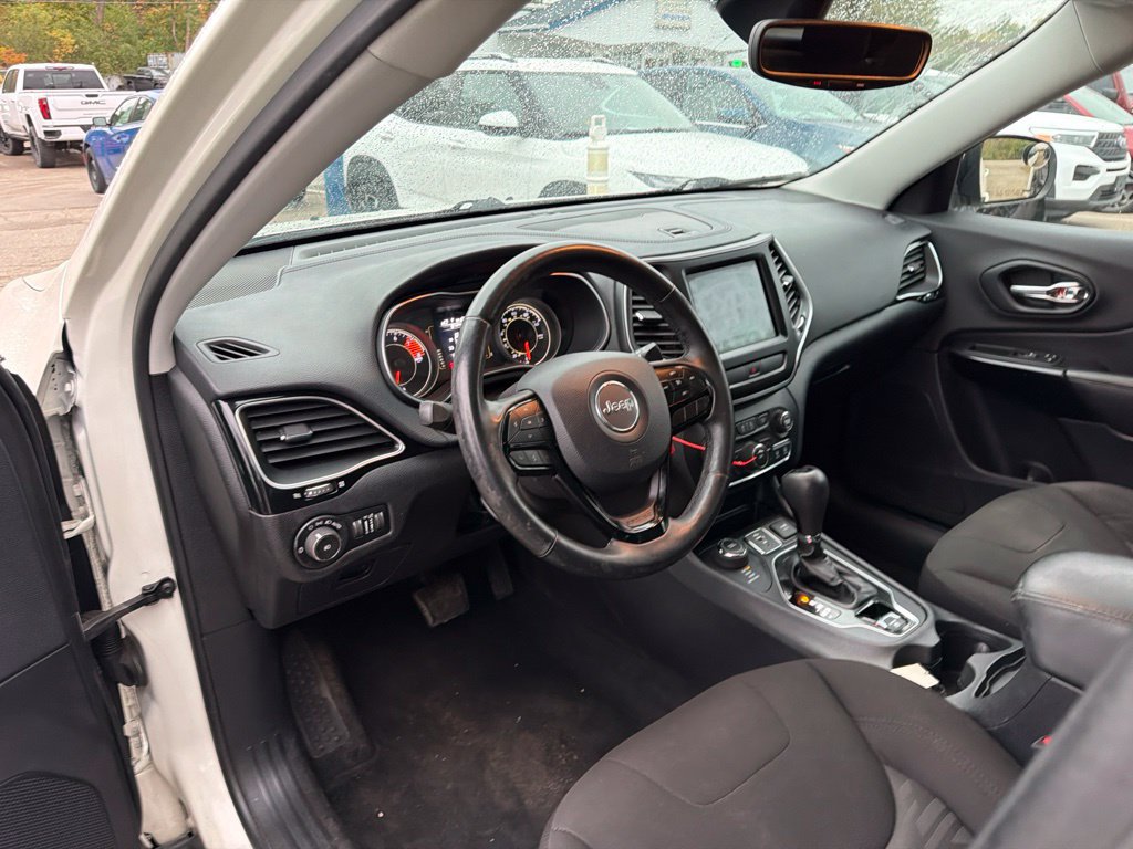 Used 2019 Jeep Cherokee Latitude w/ Cold Weather Group AWD/4WD image 11