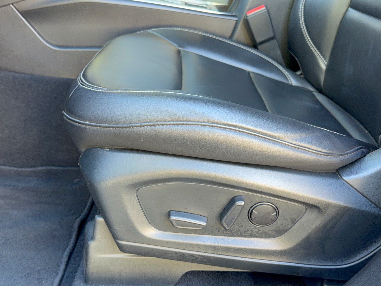 Used 2024 Ford Explorer XLT w/ Equipment Group 202A RWD image 16