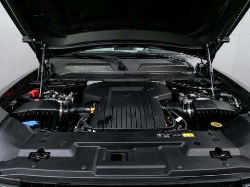 Used 2025 Land Rover Defender 110 image 34