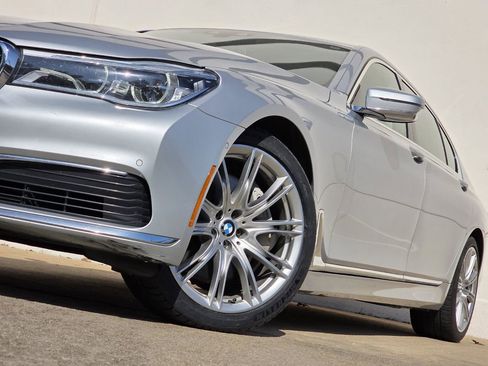 Used 2019 BMW 750i w/ Executive Package image 8