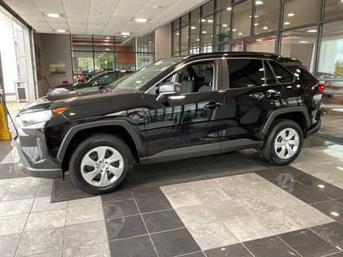 Used 2020 Toyota RAV4 LE FWD image 3