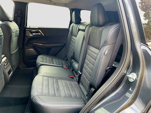 New 2025 Mitsubishi Outlander SE image 26