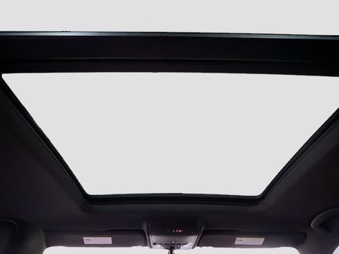 Used 2021 Volkswagen Atlas Cross Sport SE w/ Panoramic Sunroof Package image 15