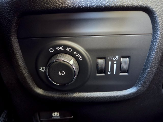 Certified 2025 Jeep Grand Cherokee Limited w/ Black Appearance Package AWD/4WD image 21