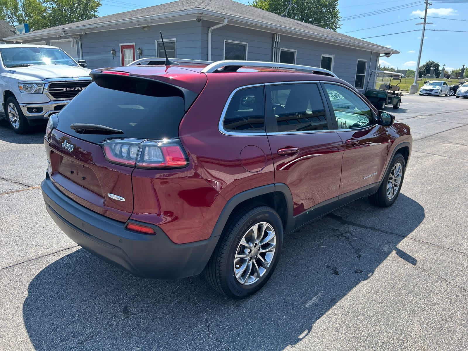 Used 2020 Jeep Cherokee Latitude Plus w/ Cold Weather Group AWD/4WD image 3