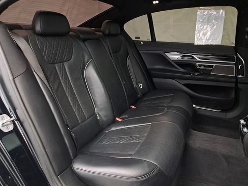 Used 2019 BMW 750i xDrive w/ M Sport Package AWD/4WD image 42