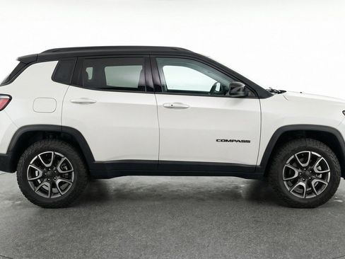 Used 2025 Jeep Compass Trailhawk AWD/4WD image 11