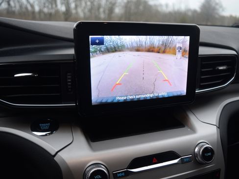 Used 2023 Ford Explorer XLT w/ Equipment Group 202A image 10