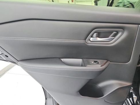 Used 2025 Nissan Rogue SL AWD/4WD image 34